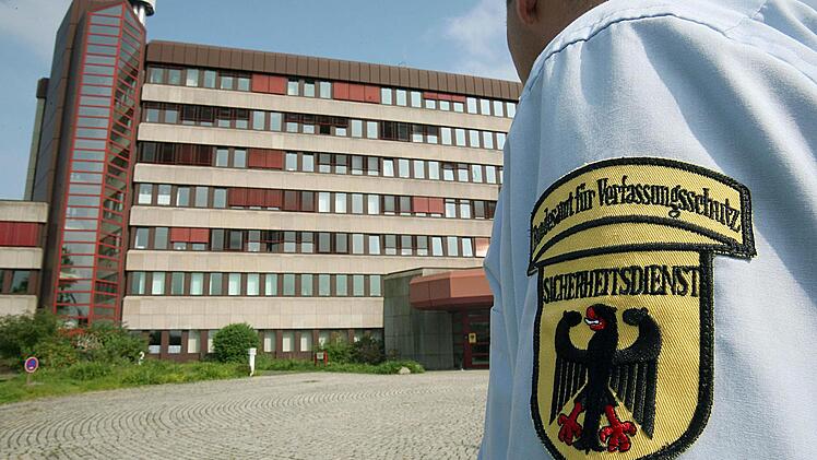 Ein Sicherheitsbeamter steht vor dem Bundesamt für Verfassungsschutz in Köln. Foto: Oliver Berg