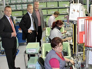Im Werk,wo derzeit der neue Produktionsbereich für Doppelkupplungsgetriebe installiert wird, damit im März die ersten Versuchsserien gestartet werden können, schauten sich Finanzvorstand Dr. Michael Schneider, der Vorsitzende der FTE-Geschäftsführung Dr. Andreas Thumm und Betriebsvorsitzender Jürgen Hennemann (stehend von links) bei Margot Wagner, Jessica Bribrecher und Johannes Krug um. Foto: Ralf Kestel