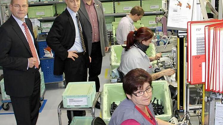 Im Werk,wo derzeit der neue Produktionsbereich für Doppelkupplungsgetriebe installiert wird, damit im März die ersten Versuchsserien gestartet werden können, schauten sich Finanzvorstand Dr. Michael Schneider, der Vorsitzende der FTE-Geschäftsführung Dr. Andreas Thumm und Betriebsvorsitzender Jürgen Hennemann (stehend von links) bei Margot Wagner, Jessica Bribrecher und Johannes Krug um. Foto: Ralf Kestel