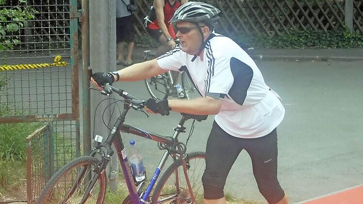 TSH-Basketball-Abteilungsleiter Olaf Kaddatz-Daßler kommt nach dem Radfahren in die Wechselzone am Sportplatz.