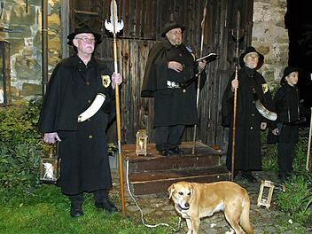 Letzter Auftritt der Bad Rodacher Nachtwächter für 2013: Am Donnerstag verabschiedeten sich Gert Wortberg, Karl-Heinz Engelhardt, Helmut Jacobi und Samuel Schmidt (von links) vor dem Pulverturm für diese Saison. Immer dabei: Engelhardts Hund Amy. Fotos: Bettina Knauth