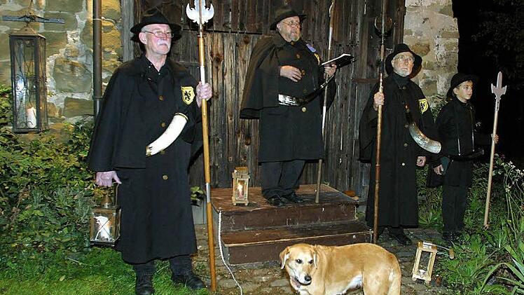Letzter Auftritt der Bad Rodacher Nachtwächter für 2013: Am Donnerstag verabschiedeten sich Gert Wortberg, Karl-Heinz Engelhardt, Helmut Jacobi und Samuel Schmidt (von links) vor dem Pulverturm für diese Saison. Immer dabei: Engelhardts Hund Amy. Fotos: Bettina Knauth