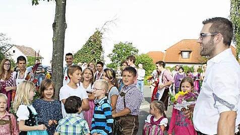 Christian bringt auch dem Nachwuchs die traditionellen Kerwaliedla bei und im Zug laufen die Kinder auch mit. Fotos: Sonja Werner