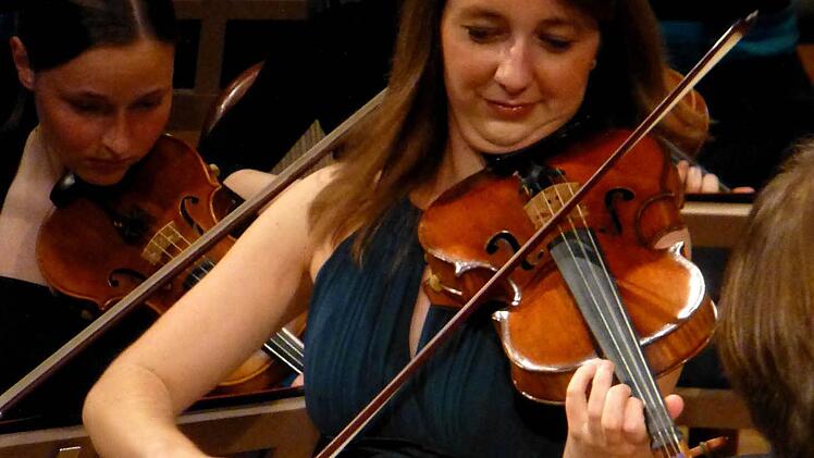 Die auch erst 27-jährige Madeleine Przybyl, seit 2011 Solobratscherin in des Staatsorchesters Stuttgart, spielte das Bratschenkonzert von Henri Casadesus. Foto: Ahnert