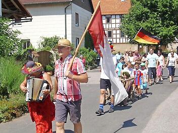 Das Kinderfest in Hellingen begann mit einem Umzug durch das Dorf, den Gabi Schirber musikalisch mit dem Schifferklavier und Frank Slawik mit der Fahne anführten. Foto: Gerold Snater