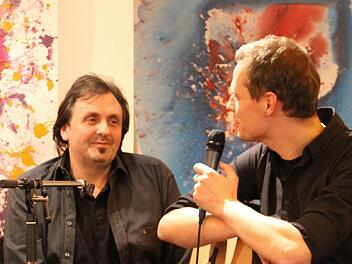 Ein Mann,der Lieder macht und den Zuhörern etwas zu sagen hat: Udo Langer (links) bei der Vorstellung seiner CD " Hellwach", auf der Marco Hofmann (rechts) auf der Gitarre zu hören ist Fotos: Gerda Völk