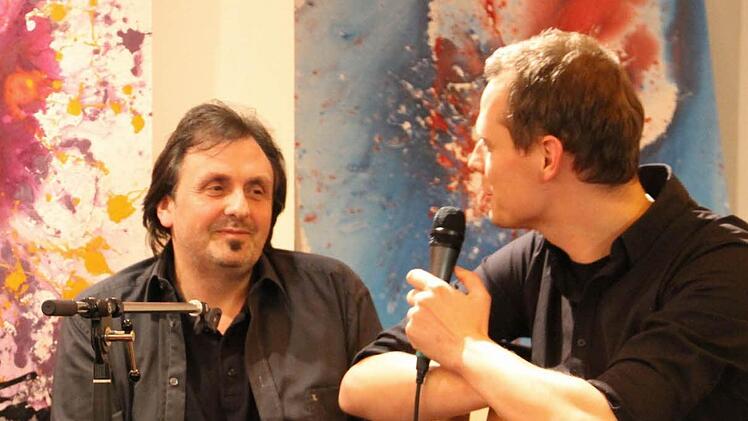 Ein Mann,der Lieder macht und den Zuhörern etwas zu sagen hat: Udo Langer (links) bei der Vorstellung seiner CD " Hellwach", auf der Marco Hofmann (rechts) auf der Gitarre zu hören ist Fotos: Gerda Völk