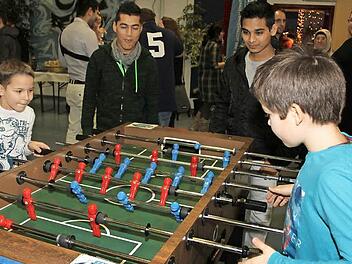 Kickern macht Kindern aller Nationalitäten Spaß. Die Regeln müssen da nicht lange erklärt werden. Fotos: Sonja Adam