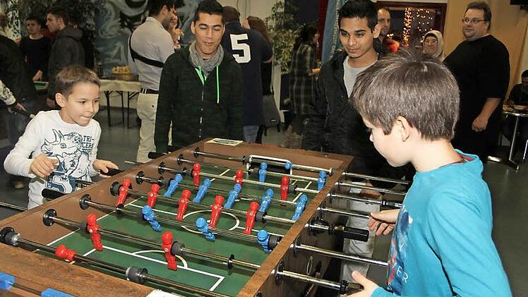 Kickern macht Kindern aller Nationalitäten Spaß. Die Regeln müssen da nicht lange erklärt werden. Fotos: Sonja Adam