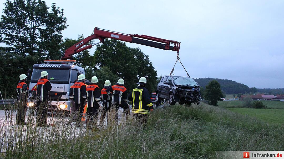 Fahrzeuge kollidieren auf Staatsstrasse