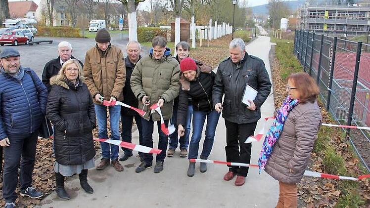 Elke Döhler (Dritte von rechts) vom Planungsbüro Ammermann + Döhler schnippelte zusammen mit den Bürgermeistern Hennemann und Pascher am Sperr- bzw. Trassierband, um den neuen Geh- und Radweg auf der einstigen Bahntrasse freizugeben. Fotos: Ralf Kestel