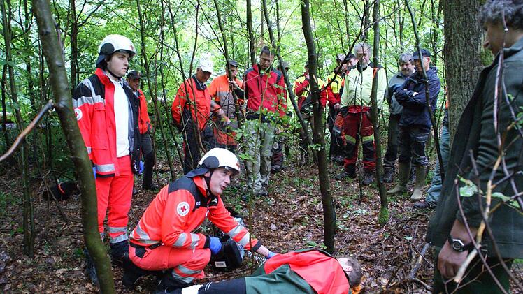 Ein Notfall im Wald stellt besondere Herausforderungen an Ersthelfer und Sanitäter, deshalb fand im Eltmanner Stadtwald am Donnerstag eine Notfallübung statt. Für einen solchen Einsatz tragen auch Notfallsanitäter Stephan Schneider (kniend) und sein Kollege Helme.