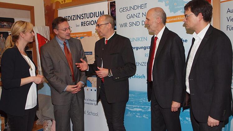 Bei einem Rundgang machten die Ehrengäste auch am Stand des Regiomed-Klinikums Lichtenfels Halt, von links: Anja Schönheit-Müller, Ministerialbeauftragter Dr. Harald Vorleuter, Landrat Christian Meißner, MGL-Schulleiter Stefan Völker und Thomas Meier, Schulleiter des Gymnasiums Burgkunstadt.Alfred Thieret