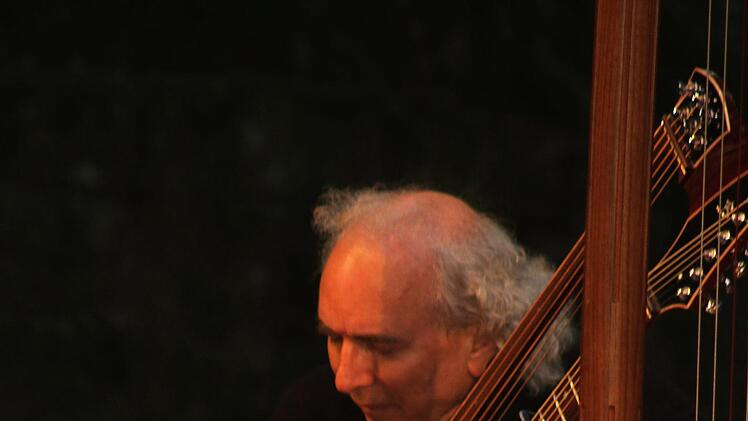 John Doan eröffnete das Konzert mit einem Solostück. Foto: Sonny Adam