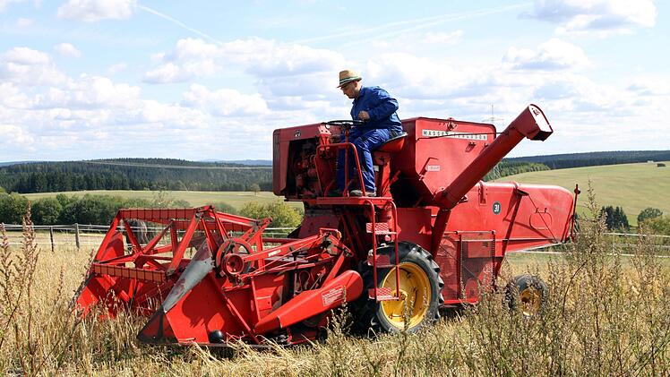 Die älteren Gäste kennen diese Ausführung von Mähdreschern noch. Dieser Massey-Fergusson mit einer Mähbreite von 1,8 Meter war schon mit einem Tank ausgestattet.Michael Wunder