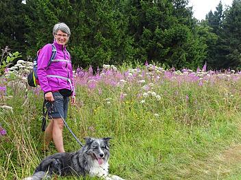 Immer im grünen Bereich: Sonja Heinemann und ihr Border Collie Merle gehen mit Singles unter anderem wandern.  Foto: Christine Reuss