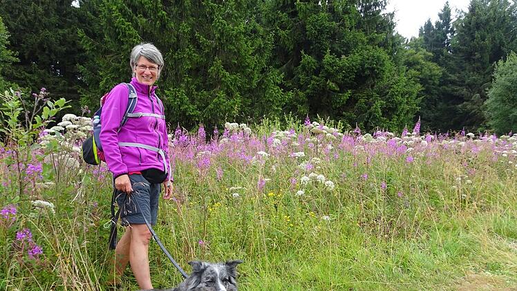 Immer im grünen Bereich: Sonja Heinemann und ihr Border Collie Merle gehen mit Singles unter anderem wandern.  Foto: Christine Reuss