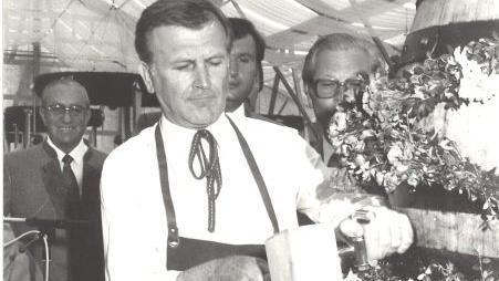 Volle Konzentration: Der damalige Kulmbacher Oberbürgermeister Erich Stammberger (1927 - 2004)  zapfte das erste Fass an. Foto: Archiv Bayerische Rundschau