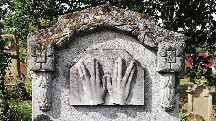 Die beim Sprechen des Aaronitischen Segens vorgeschriebene Handhaltung ist ein typisches Symbol auf jüdischen Grabsteinen.  Sigismund von Dobschütz