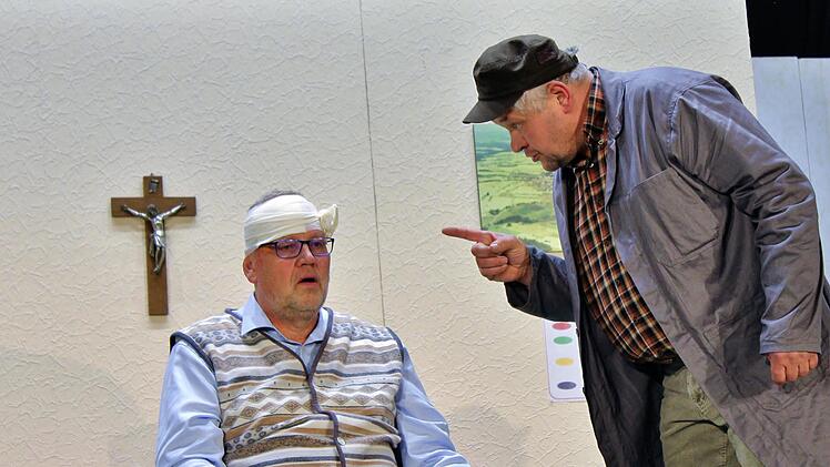 Aufführung der  Theatergruppe Katzenbach  im Kursaal von Bad Bocklet. Gespielt wird  der Schwank "Die Gedächtnislücke" von Bernd Gombold. Werner Vogel