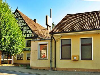 An das alte Gasthaus Waldeslust (das Fachwerkgebäude hinter dem Baum) schließt sich der sogenannte Merkel-Saal an, in dem früher Tanzveranstaltungen stattgefunden haben.  Foto: Dagmar Niemann
