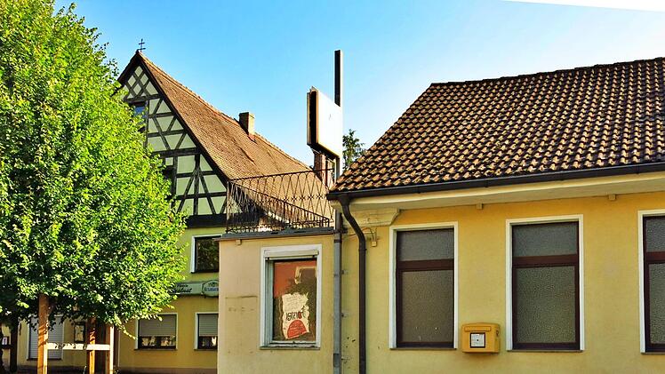 An das alte Gasthaus Waldeslust (das Fachwerkgebäude hinter dem Baum) schließt sich der sogenannte Merkel-Saal an, in dem früher Tanzveranstaltungen stattgefunden haben.  Foto: Dagmar Niemann