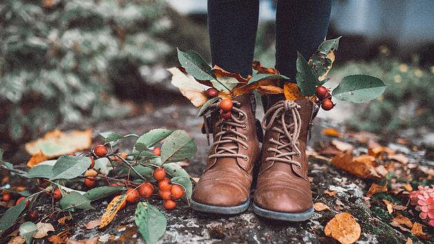 Derbe Boots, aber auch althergebrachte Kitten Heels oder verzierte Schuhe sind diesen Herbst und Winter angesagt. Foto: Paige Cody/Unsplash.com.