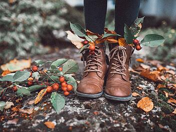 Derbe Boots, aber auch althergebrachte Kitten Heels oder verzierte Schuhe sind diesen Herbst und Winter angesagt. Foto: Paige Cody/Unsplash.com.