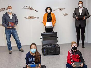 Neben Abstand und Mundschutz gehören moderne Tablets heute zum Schulalltag. Von links Florian Hacker, Yalda Mohamadi, Cornelia Zauritz, Louis Zinzel und Dirk Rosenbauer Foto: Klaus Gagel