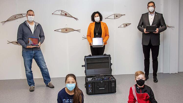Neben Abstand und Mundschutz gehören moderne Tablets heute zum Schulalltag. Von links Florian Hacker, Yalda Mohamadi, Cornelia Zauritz, Louis Zinzel und Dirk Rosenbauer Foto: Klaus Gagel