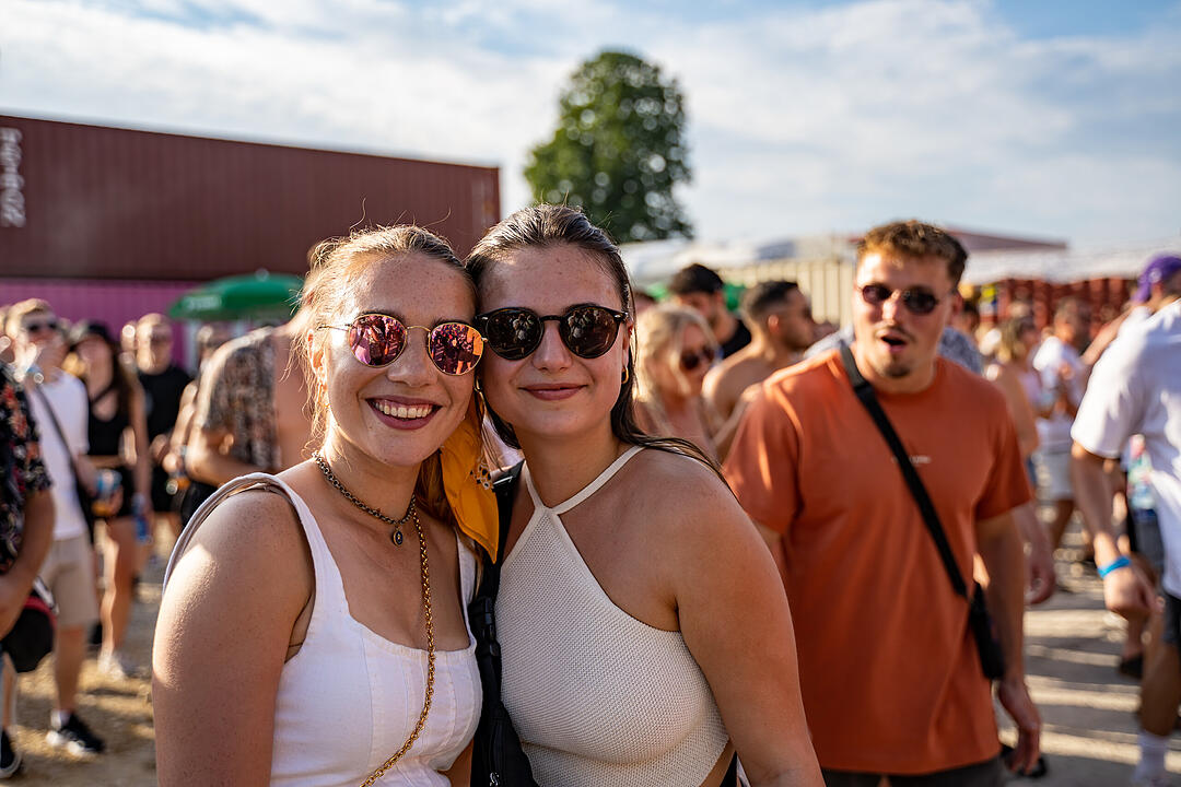 Techno-Musik direkt am Hafenbecken zwischen Kränen und Containern!