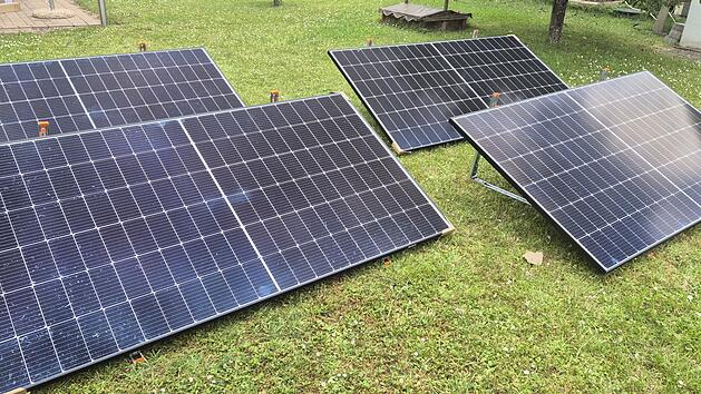 Unser Leser Martin betreibt ein XXL-Balkonkraftwerk mit 500-Watt-Modulen von JA Solar, gekauft hat er dieses bei Maxxisun.