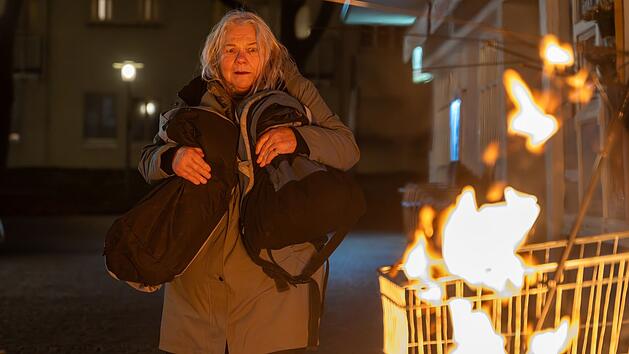 Die 72-j&auml;hrige Rentnerin (Spielszene) wurde im Schlaf von den Flammen &uuml;berrascht. Sie konnte sich noch retten, verlor jedoch einen Gro&szlig;teil ihrer Habseligkeiten.