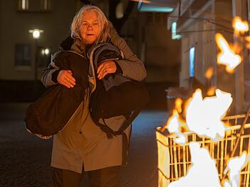 Die 72-j&auml;hrige Rentnerin (Spielszene) wurde im Schlaf von den Flammen &uuml;berrascht. Sie konnte sich noch retten, verlor jedoch einen Gro&szlig;teil ihrer Habseligkeiten.