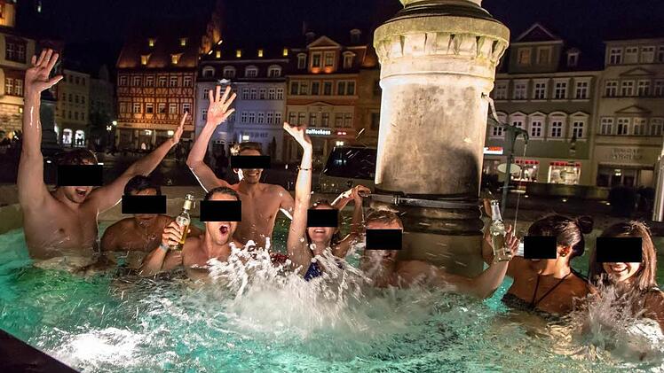 Ein Bad mitten in Coburgs "guter Stube"? Damit die Badegäste keinen Ärger bekommen, haben wir uns für die Balken auf den Gesichtern entschieden.  Foto: Victoria Wlaka