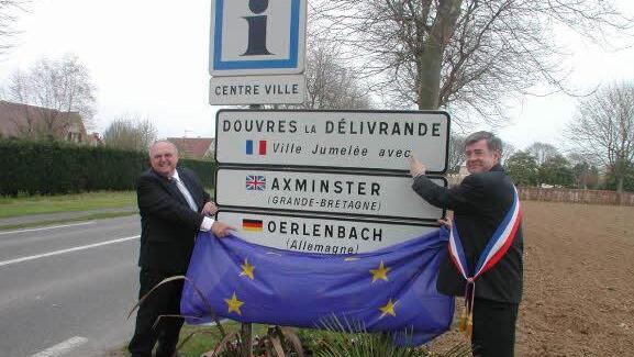 Ganz im Zeichen der Städtepartnerschaft stehen die diesjährigen Kulturtage. Vor zehn Jahren schlossen sich Oerlenbach und Douvres-la-Dèlivrande zusammen. Auf unserem Foto enthüllen Bürgermeister Siegfried Erhard (l.) und Laurent Huet in Douvres Ortsschilder. Foto:Archiv