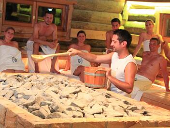 Behaglich warm ist es in der Kelo-Sauna der Obermain-Therme, die vor rund einem Jahr fertiggestellt worden ist. Foto: Matthias Einwag