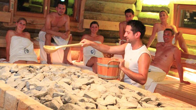 Behaglich warm ist es in der Kelo-Sauna der Obermain-Therme, die vor rund einem Jahr fertiggestellt worden ist. Foto: Matthias Einwag