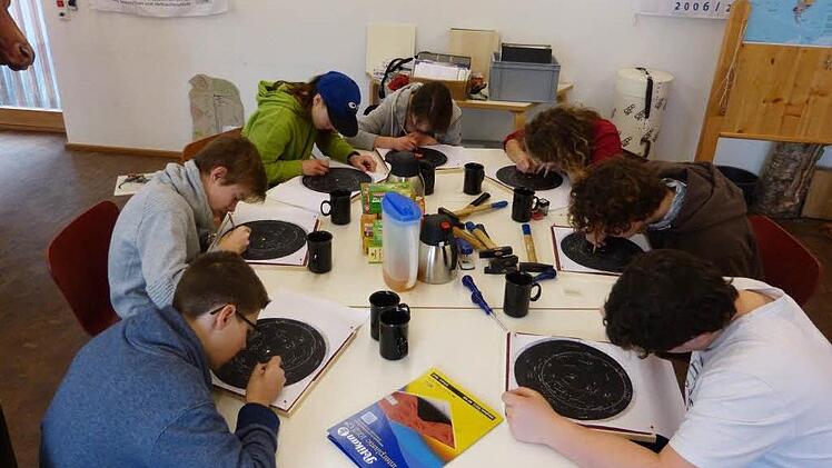 Auf dünne Holzplatten haben die Jugendlichen die Sternbilder durchgepaust. Das erforderte einiges an Konzentration. Foto: Michael Dohrmann