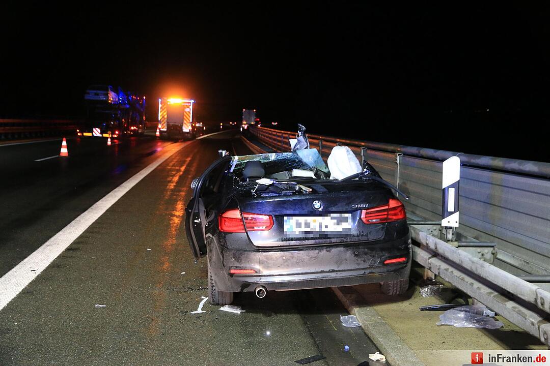 Fahranfänger schleudert mit BMW in Lastwagen - Vater bei Crash eingeklemmt und schwerst verletzt