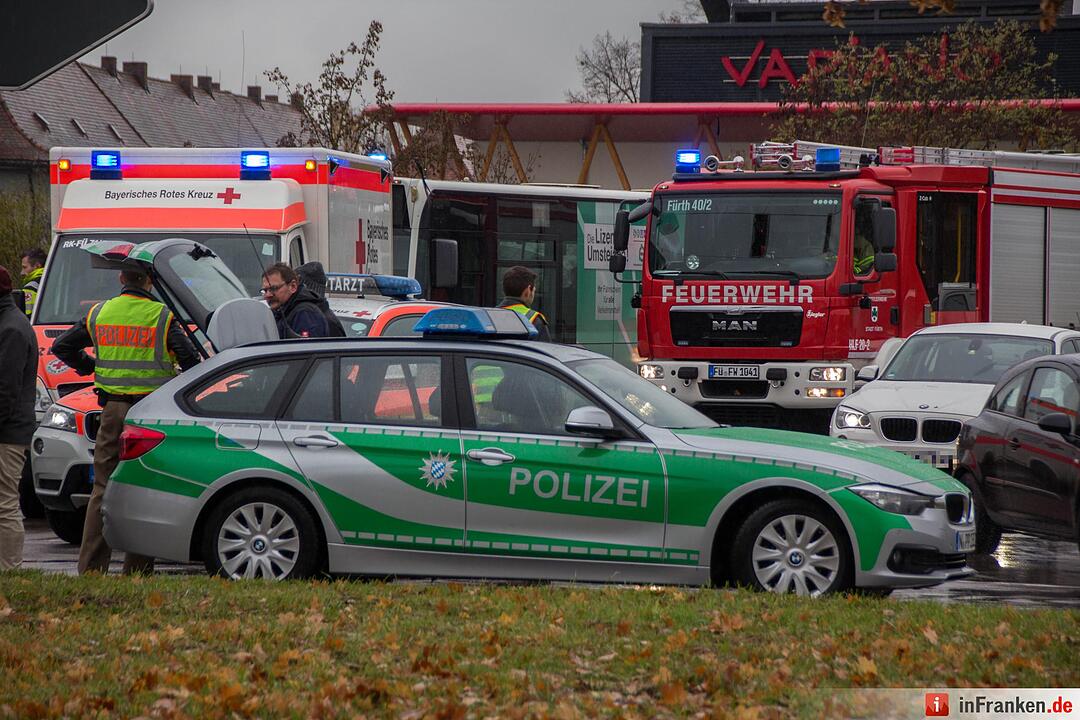 Kollision nach mutmaßlichem Rotlichtverstoß – Eine Person schwer verletzt