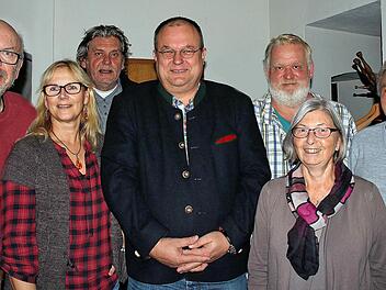 Einen neuen Vorstand hat der SPD-Ortsvereins Münnerstadt: Schriftführer Dieter Britz, die Stellvertreterin Britta Bildhauer, Beisitzer Willi Michel, Vorsitzender Axel Knauff, Kassier Thorsten Rathjen, Beisitzer Christine Müller und Beisitzer Eugen Schmitt. Foto: Kilian Trabert