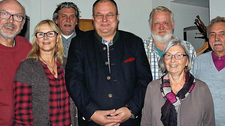 Einen neuen Vorstand hat der SPD-Ortsvereins Münnerstadt: Schriftführer Dieter Britz, die Stellvertreterin Britta Bildhauer, Beisitzer Willi Michel, Vorsitzender Axel Knauff, Kassier Thorsten Rathjen, Beisitzer Christine Müller und Beisitzer Eugen Schmitt. Foto: Kilian Trabert