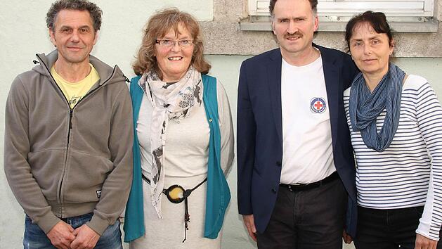 Technischer Leiter der Ma&szlig;bacher Wasserwacht bleibt Peter Gr&auml;f (links). Wieder gew&auml;hlt wurde auch der Vorsitzende Uwe Kretzschmar (2. von rechts). Neu im Vorstand sind Kassenwartin Maria Volk-Gromann (2. von links) und Schriftf&uuml;hrerin Cordula Kretzschmar (rechts).  Foto: Dieter Britz
