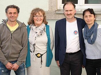 Technischer Leiter der Maßbacher Wasserwacht bleibt Peter Gräf (links). Wieder gewählt wurde auch der Vorsitzende Uwe Kretzschmar (2. von rechts). Neu im Vorstand sind Kassenwartin Maria Volk-Gromann (2. von links) und Schriftführerin Cordula Kretzschmar (rechts).  Foto: Dieter Britz