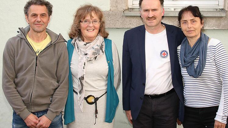 Technischer Leiter der Maßbacher Wasserwacht bleibt Peter Gräf (links). Wieder gewählt wurde auch der Vorsitzende Uwe Kretzschmar (2. von rechts). Neu im Vorstand sind Kassenwartin Maria Volk-Gromann (2. von links) und Schriftführerin Cordula Kretzschmar (rechts).  Foto: Dieter Britz