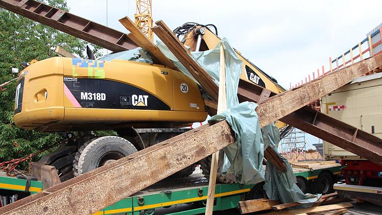 Massive Stahlträger fielen auch auf den Bau-Bagger. Foto: Ronald Heck