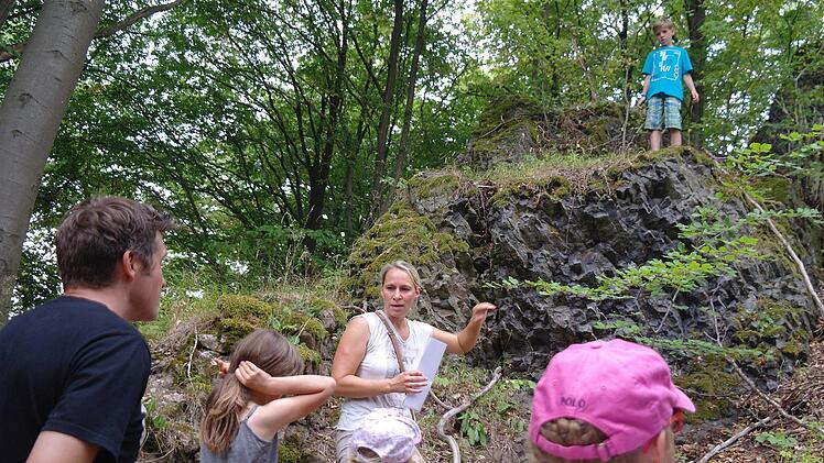 Isabelle Geck zeigte den Burgfelsen als Ausgangspunkt für die Entstehung des Dorfes Werberg. Foto: Stephanie Elm