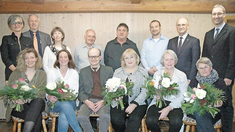 Landrat Schneider (hintere Reihe, Zweiter von rechts) dankte den Jubilaren. Auch der Personalratsvorsitzende Edwin Oppelt (hintere Reihe, Zweiter von links) und Ralf Mühlfriedel vom Sachgebiet Personalwesen (hintere Reihe, rechts) gratulierten.  Foto: Moni Göhr /Landratsamt Haßberge