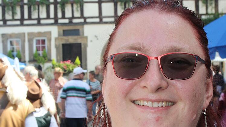Michaela Bornschlegel  (Seßlach): "Ich wohne  seit 13 Jahren mittendrin im Altstadtfest. Seit drei Jahren laufe ich mit meinen  Kindern beim Umzug in historischen Trachten mit. Es macht jedes Jahr Spaß in diesem tollen Ambiente, das mich immer begeistert."